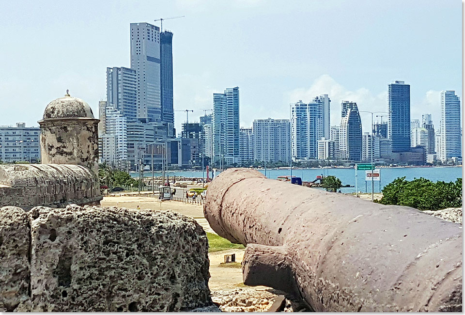 18218 190 Kontraste Festungskanone auf die Skyline von Neu Cartagena gerichtet