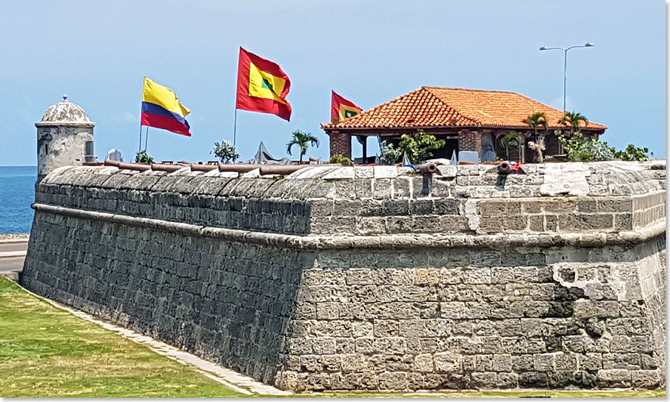 18218 193 Eine Bastion des Grande Castillo von Cartagena mit Stadt und Nationalbeflaggung