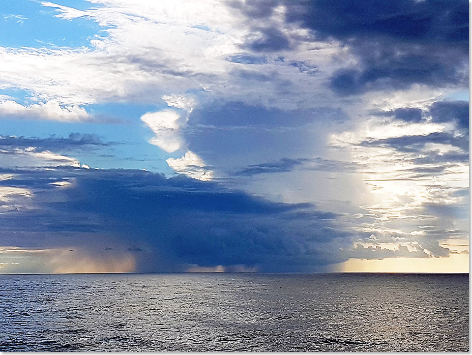 18218 209 Eine schwere Regenfront rauscht im Atlantik heran