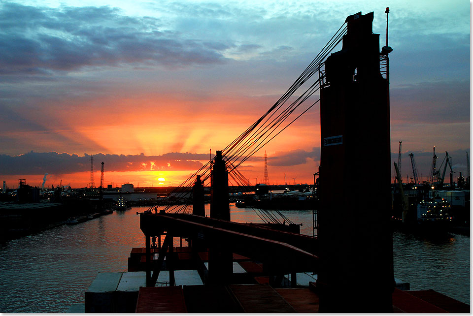 18218 235 Auslaufen Antwerpen bei Sonnenuntergang