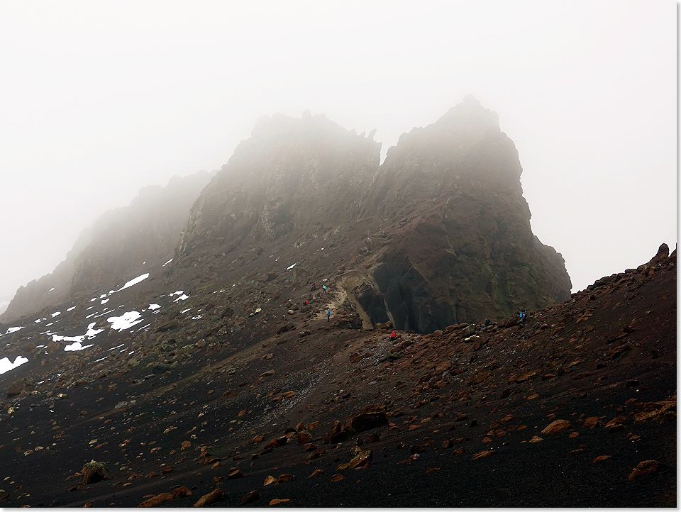 19205 28 2107 Deception Island Wandern am Kraterrand bei Neptuns Blasebalg