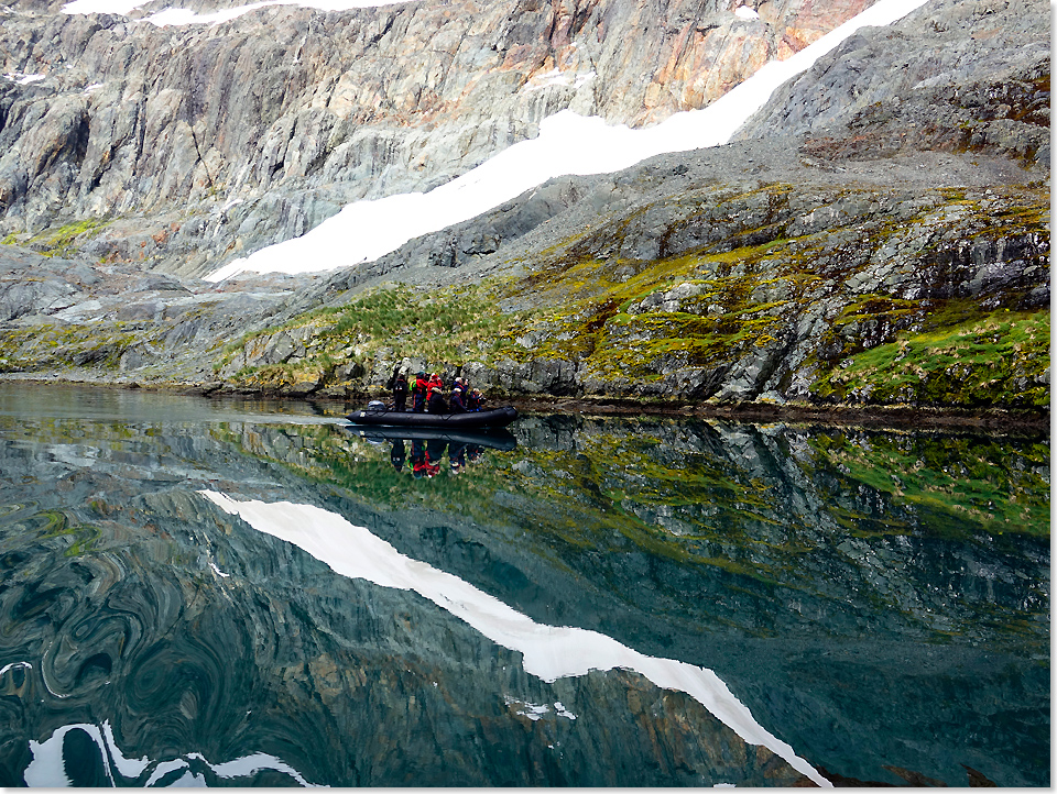 19205 Spiegelglattes Meer in der Larsen Bucht Suedgeorgien