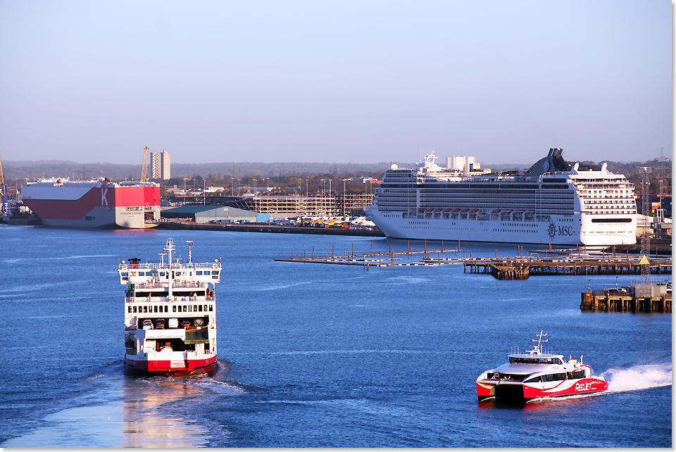 19212 18 Red Falcon und MSC Magnifica Southampton03 2018 Kai Ortel