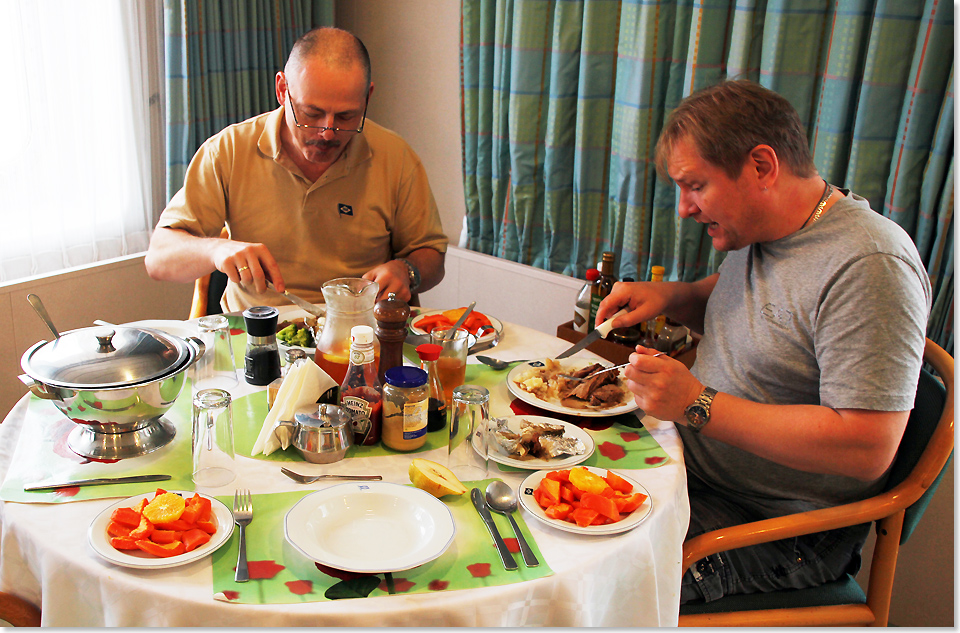 19215 08 Kapitaen links und Chief beim reichlichen Mittagessen