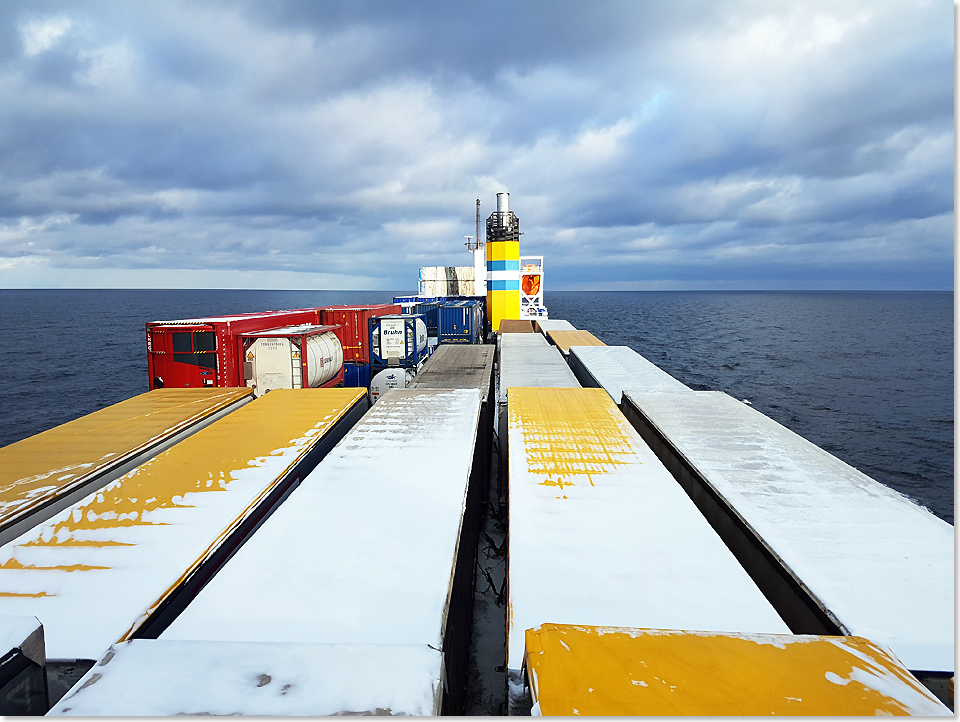 19217 02 Verschneites Trailerdeck im Ostsee Sonnenschein