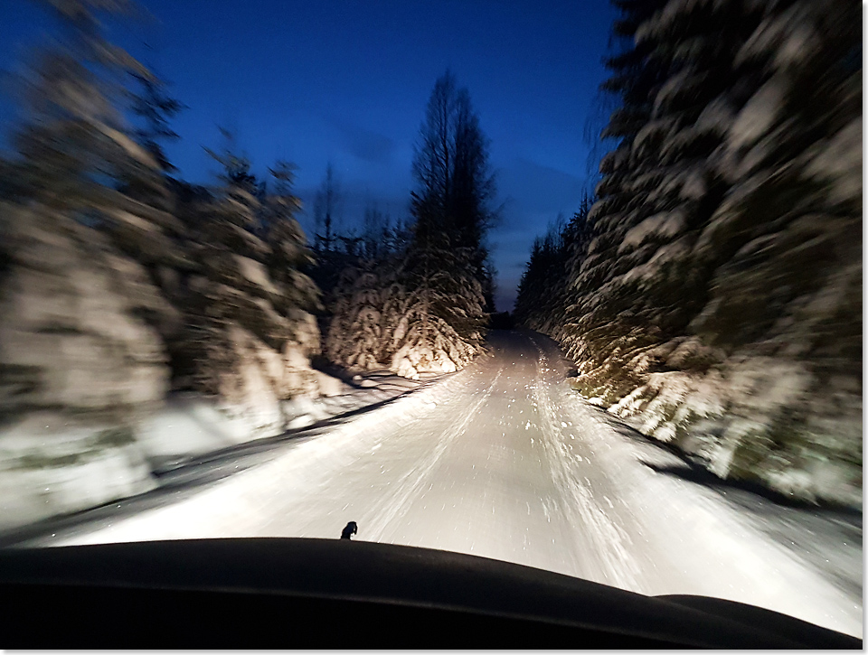 19217 03 Fahrt auf einsamer finnischer Waldstrasse nach Norden