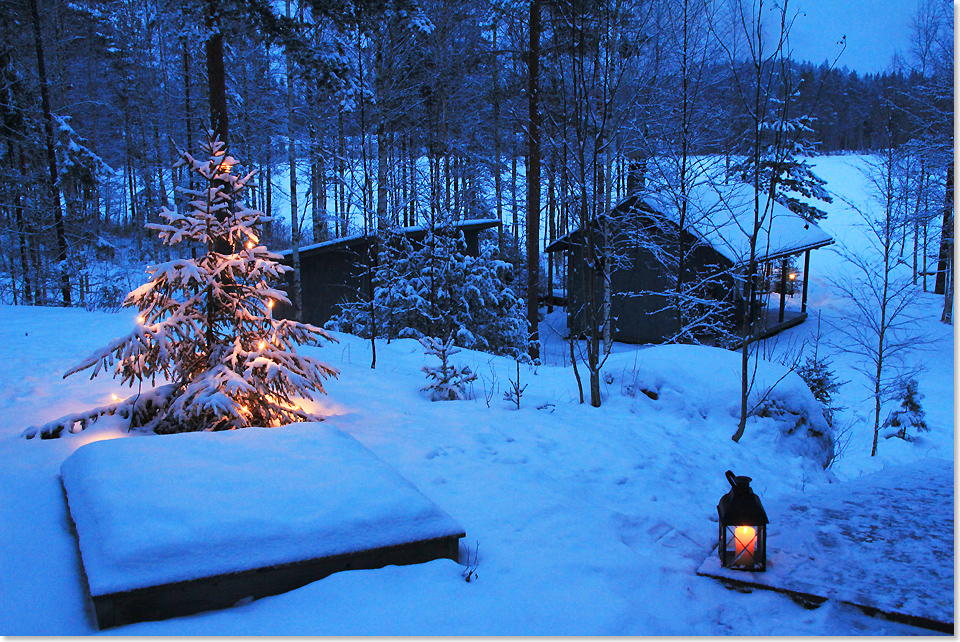 19217 04a Blaue Stunde am Winterabend mit Weihnachtsbeleuchtung am kleinen See