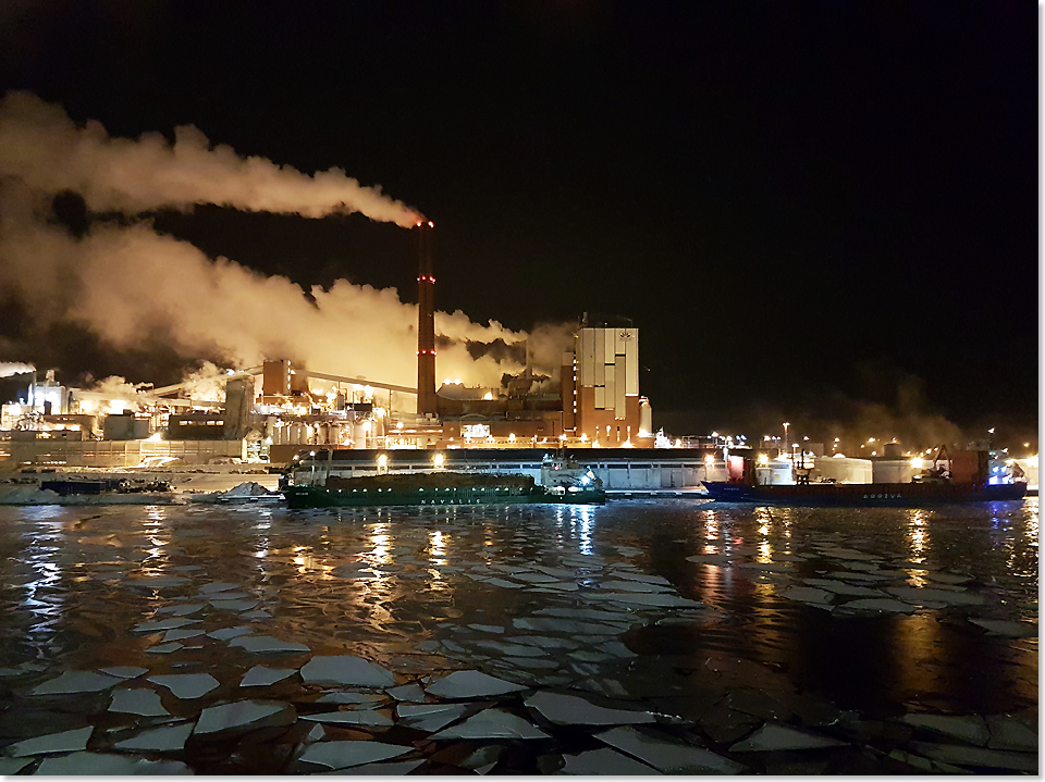 19217 22 Die dampfende Papierfabrik am Hafen von Kotka