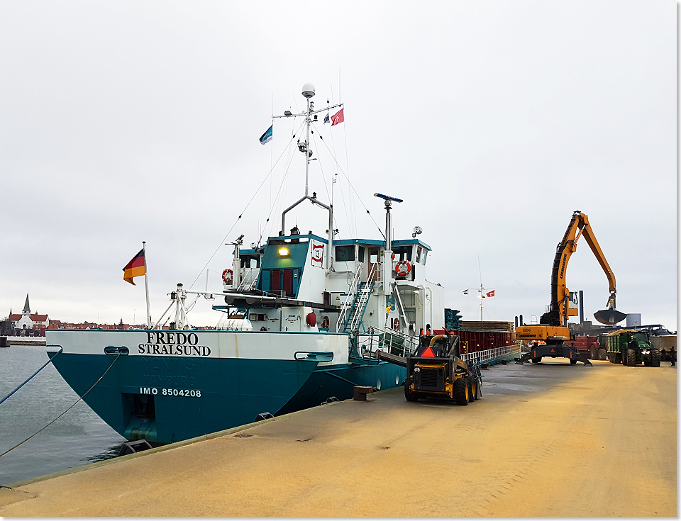 19218 23 MS FREDO loescht seine Sojaschrot Ladung im Hafen von Rønne