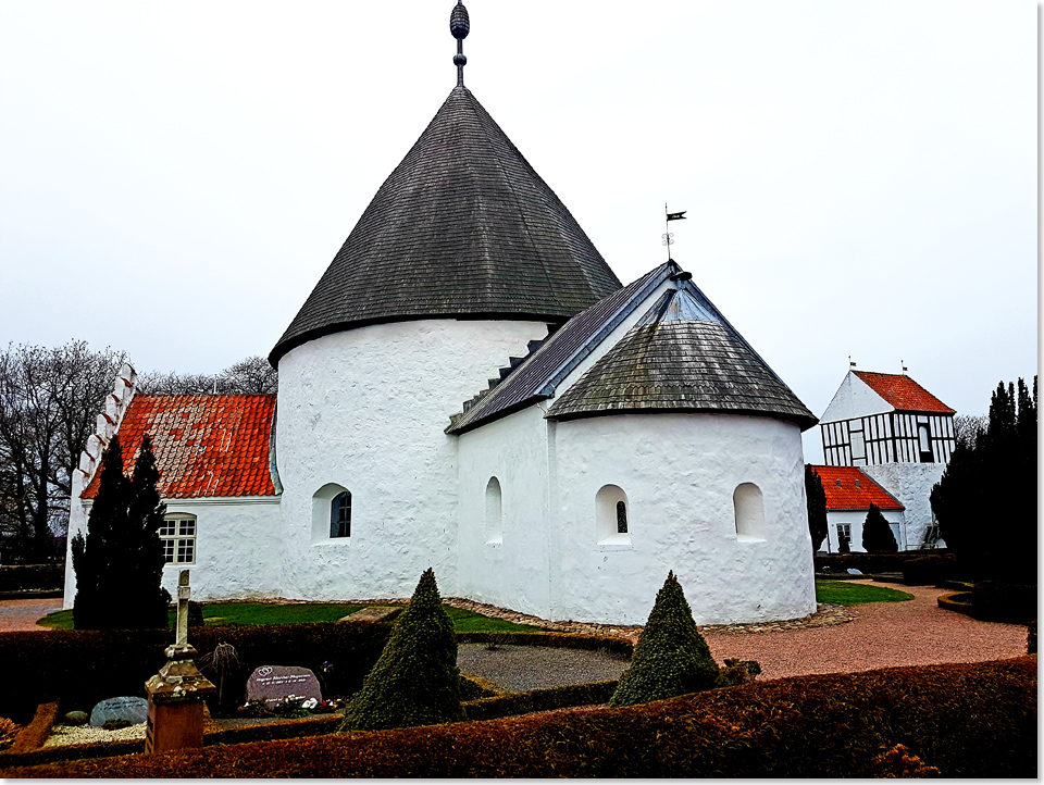 19218 37 Die beruehmte Rundkirche von Nyker