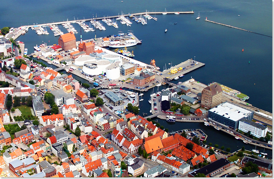 20213 PSW Altstadtausschnitt und Nordhafen mit Ozeaneum und GORCH FOCK I