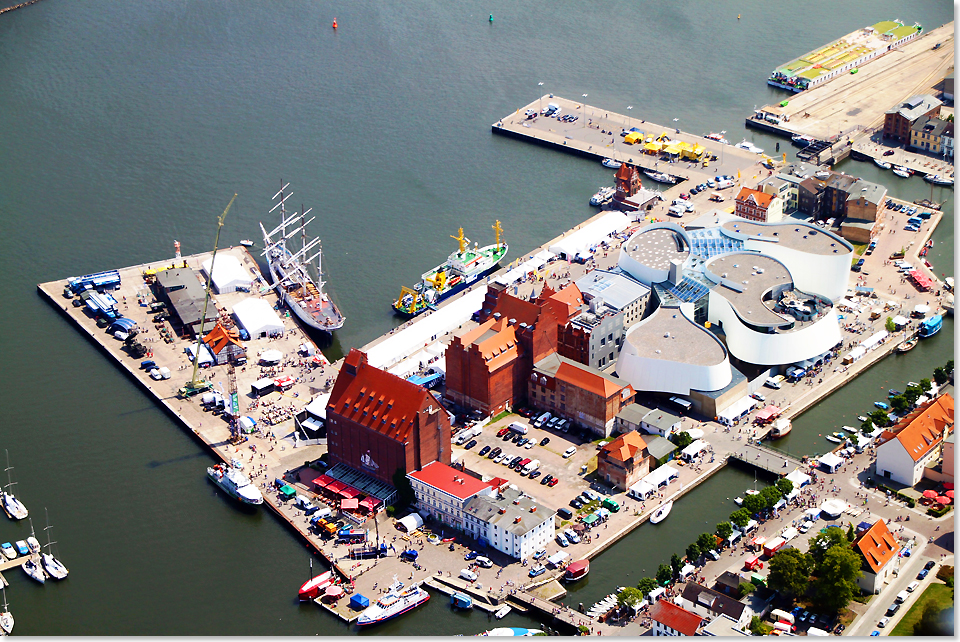 20213 PSW Der Stralsunder Nordhafen mit GORCH FOCK I Ozeaneum und zwei nicko cruises schiffen