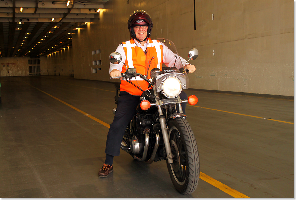 20213 PSW Kapitaen Arnoud Tempelman im Hauptdeck auf seiner Honda landgangfertig