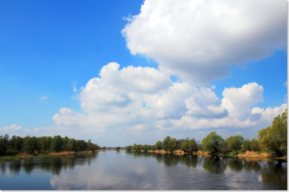 20214 Wolkenspiel ueber der mittleren Oder