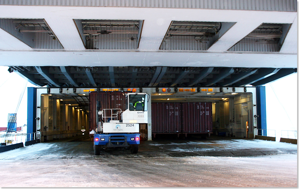 20215 PSW Beladung mit Papiercontainern ueber das Achtedeck