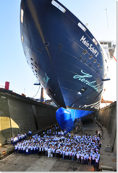 17304 Crew der Mein Schiff 2 im Dock der Lloyd Werft 2011 C Eckardt