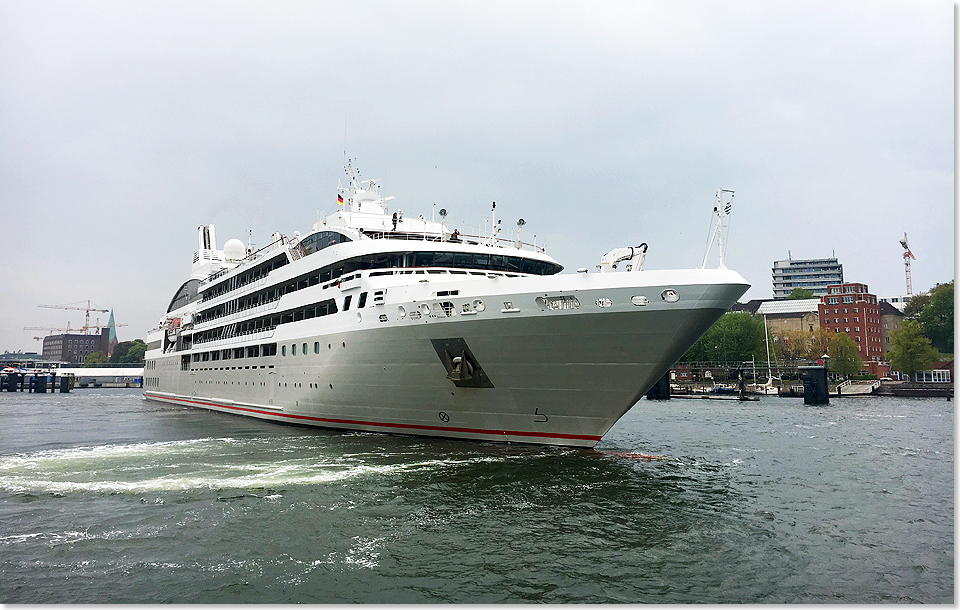 17304 Le Soléal beim Anlegen am Ostseekai Foto Ponant HH