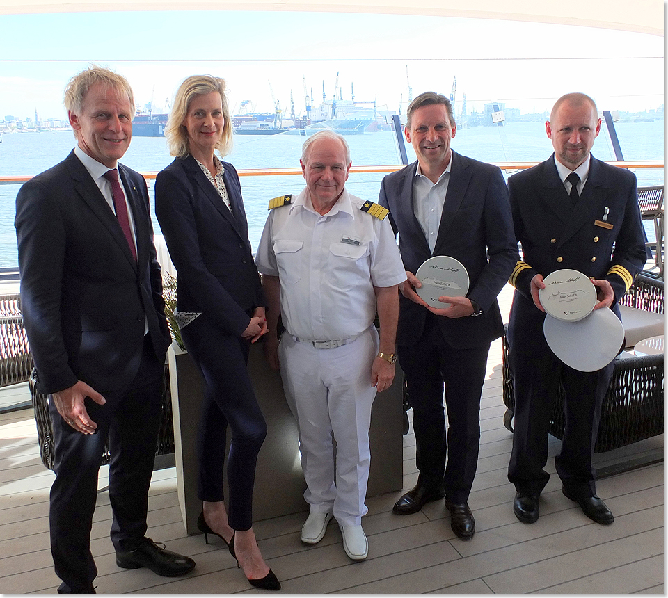 17304 Mein Schiff 6 Key Meyer HPA Wybke Meyer Kjell Holm Christian Koopmann PWL und Kapitaen Uwe Harfenmeister von der Nautischen Zentrale Foto C Eckardt