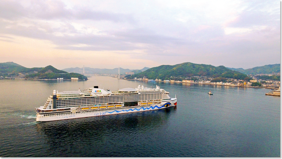 17304 PM AIDAperla verlaesst Nagasaki Foto AIDA Cruises