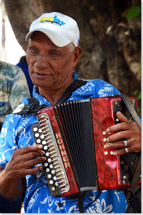 17305 Cuba Fricke Seine Hohner Ziehharmonika ist so alt wie Eduardo selbst