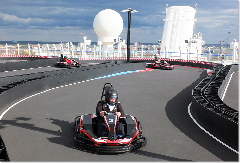 17306 Norwegian Joy 57 Kapitaen Carl Gummar Hammerin vorne testet die GoKart Bahn 27042017 C Eckardt