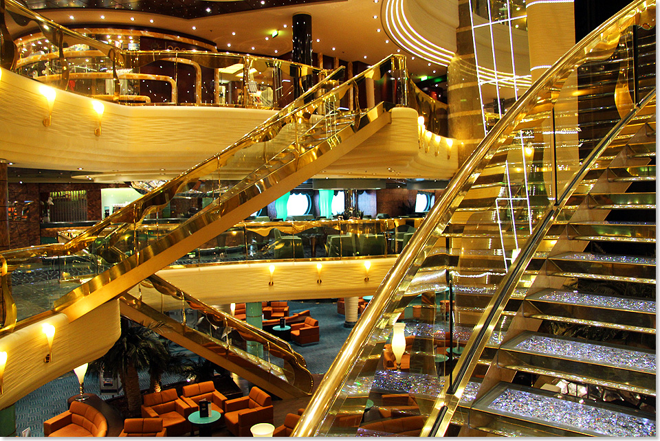 17309 MSC FANTASIA Atrium Svarovski Treppe 03 Foto Kai Ortel