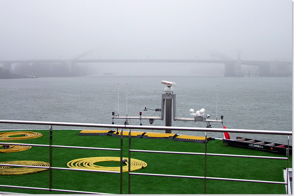 17314 EMERALD DAWN 10 Auch am Silvestertag haelt sich der Nebel bei der Einfahrt nach Rotterdam C Eckardt