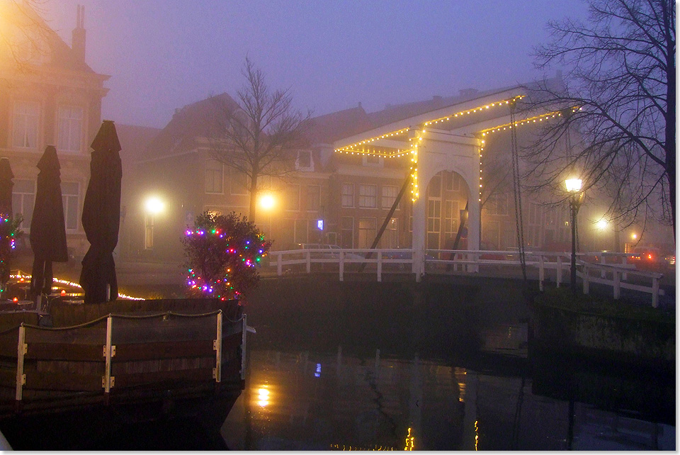 17314 EMERALD DAWN 8 Weihnachtliche Deko selbst ueber den Grachtenbruecken in Hoorn C Eckardt