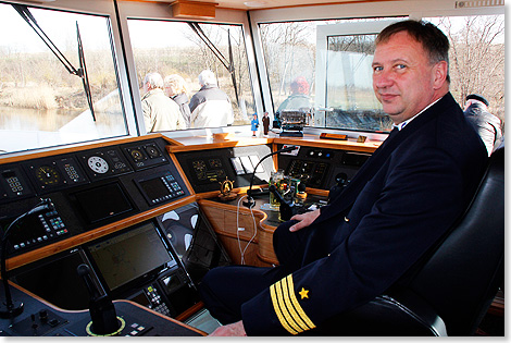 17315 PSW 02 Kapitaen Peter Grunewald in seinem Ruderhaus Fahrstand