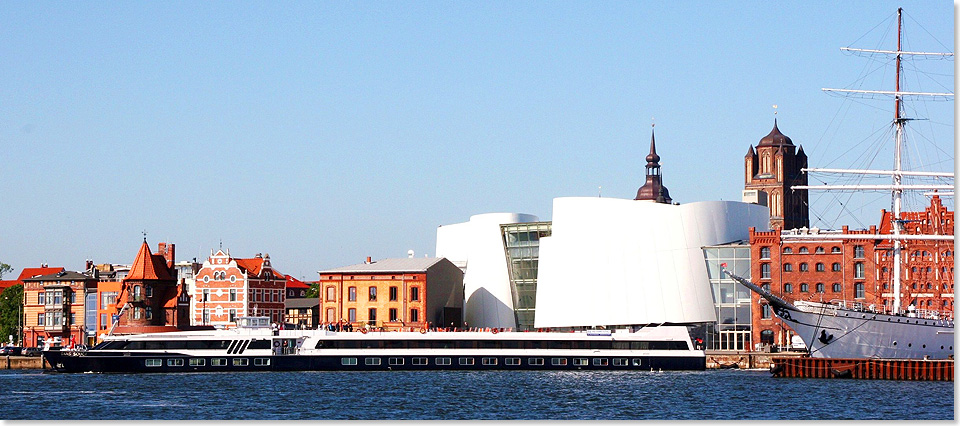 17315 PSW 76 MS SANS SOUCI im Hafen von Stralsund mit Ozeaneum und GORCH FOCK I