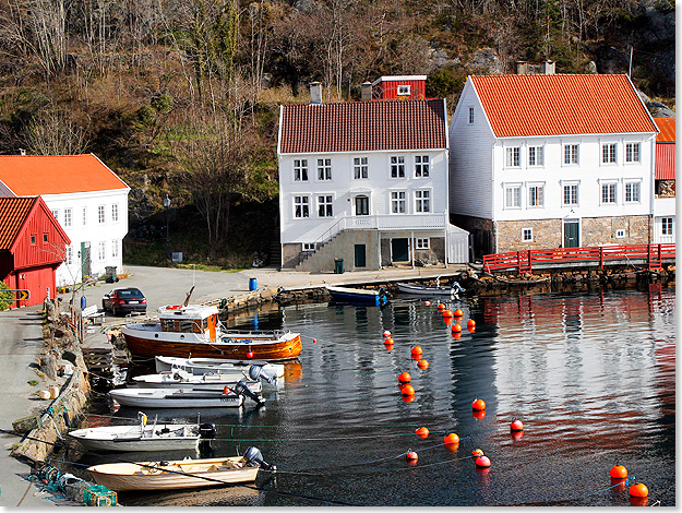 17318 PSW MS NORHOLM 180 Der idyllische Hafen von Kleven bei Mandal