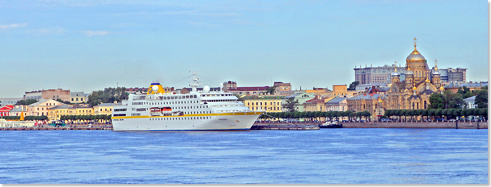 18311 MS Hamburg in St.Petersburg Foto Plantours