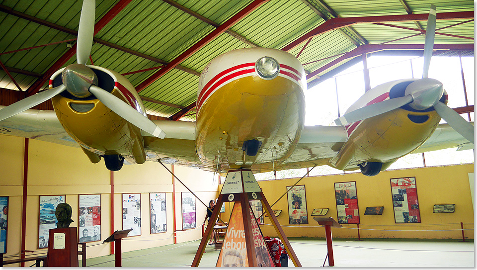 18312 PD 20 Brels Flugzeug und eine Ausstellung neben der von Gaugin