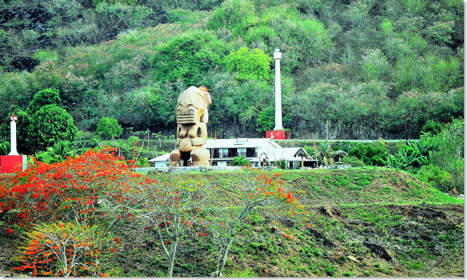 18312 PD 3 weithin sichtbar ist der ueberdimensionale Tiki auf einem Huegel am Ufer in Nuku Hiva