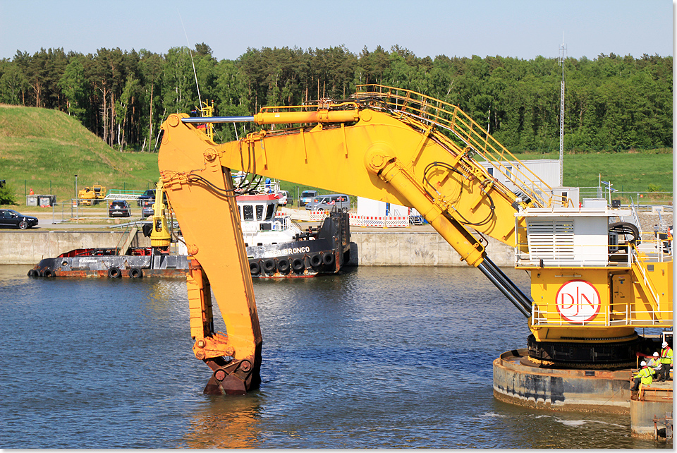 18321 PSW Der Bagger greift an im Grund von Lubmin