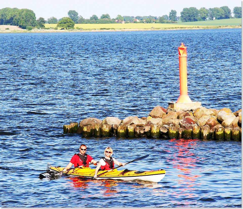 19315 PSW Kanuten Paar im Bodden