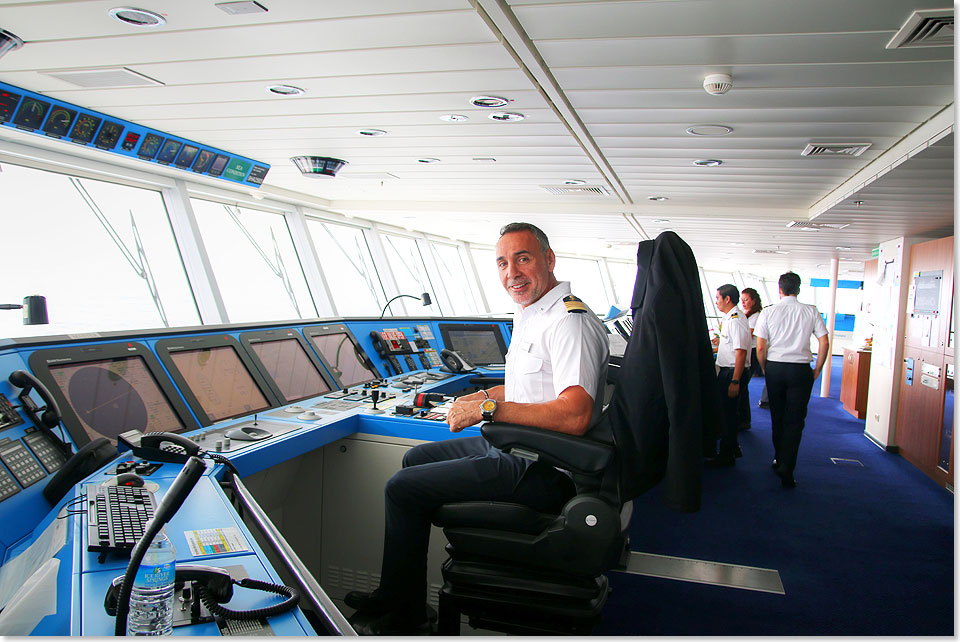 17405 SILHOUETTE Transatlantik 2 Captain Kafetzis auf der Bruecke 2079a Foto Susanne Pilgram