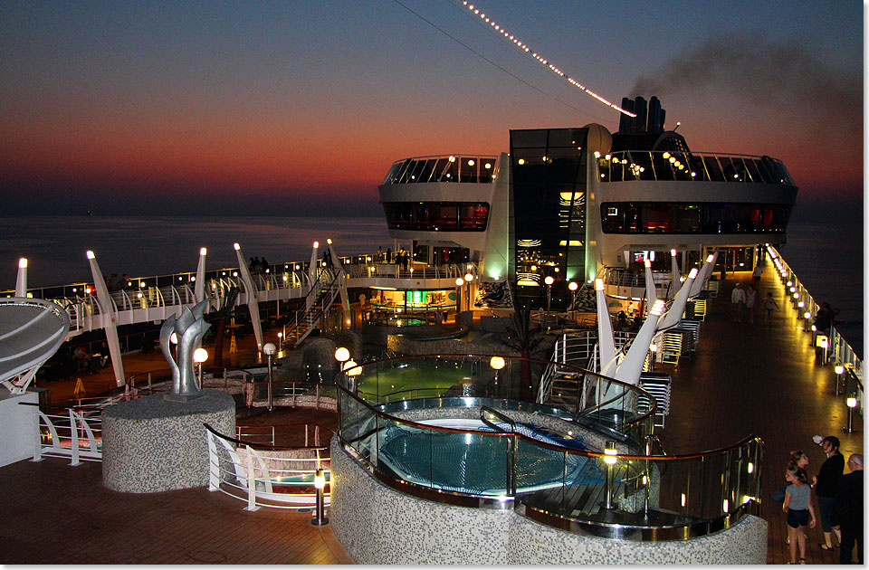 17407 MSC Fantasia Pooldeck Nacht01 2015 Kai Ortel