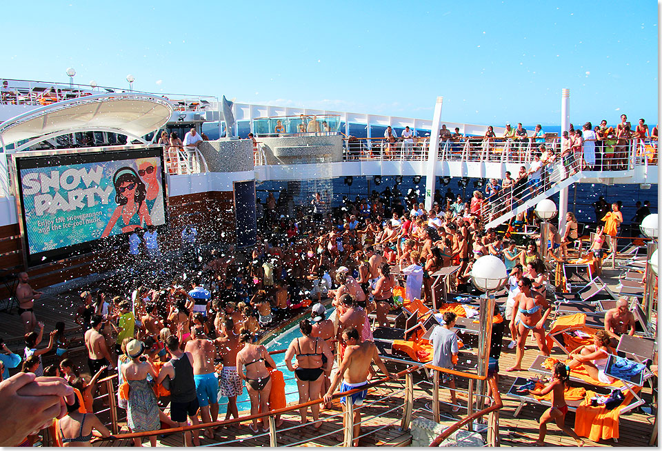 17407 MSC Fantasia Pooldeck Snow Party08 2015 Kai Ortel