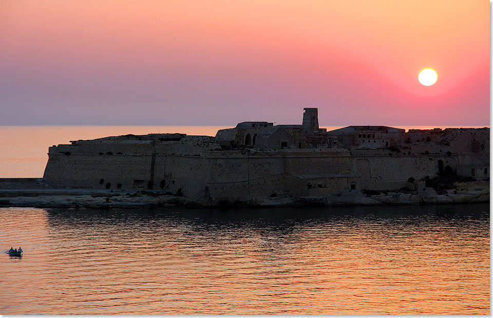 17407 Sonnenaufgang ueber La Valletta07 2015 Kai Ortel