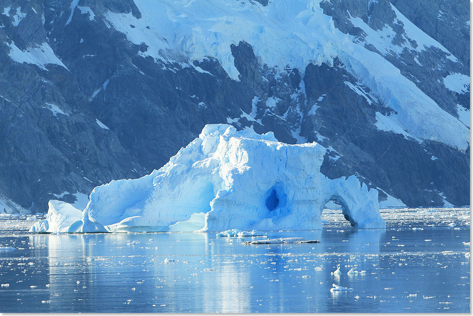 17408 Antarktis 2 blauer Eisberg 3935 Foto Ton Valk