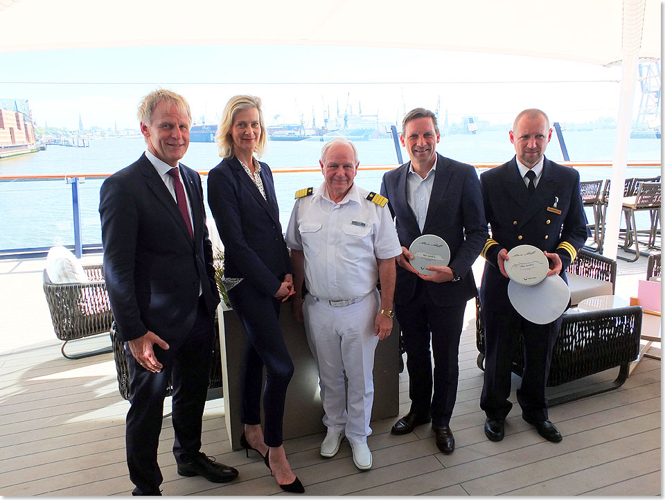 17409 Mein Schiff 6 P und Key Meyer HPA Wybke Meyer Kjell Holm Christian Koopmann PWL und Kapitaen Uwe Harfenmeister von der Nautischen Zentrale Foto C Eckardt