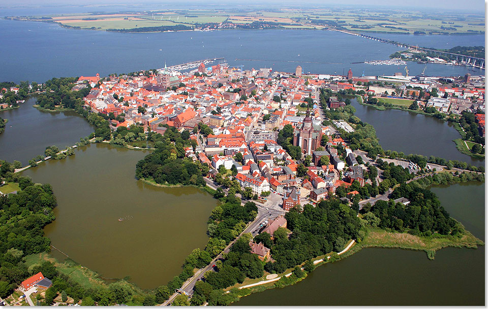 17415 PSW Blick auf die Stralsunder Altstadt mit Suedruegen im Hintergrund 2