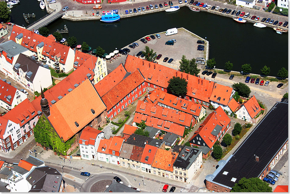 17415 PSW Das mittelalterliche Stralsunder Heilgeistkloster am Hafen