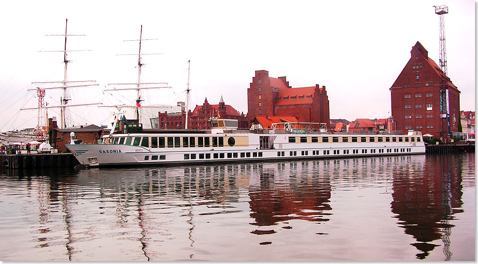 17415 PSW MS SAXONIA neben der GORCH FOCK I in Stralsund