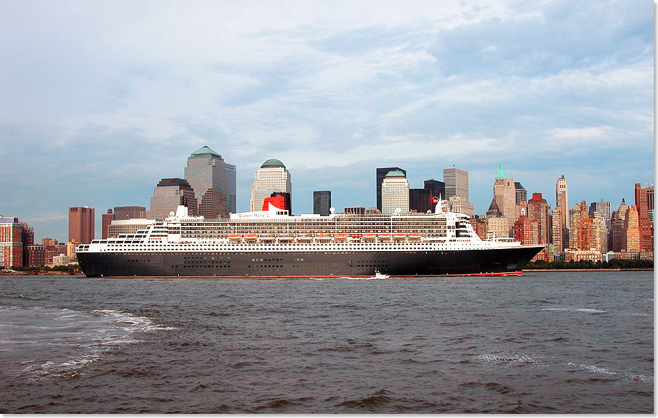 17422 Queen Mary 2 vor NY Foto Philipp Rademann Karlsruhe