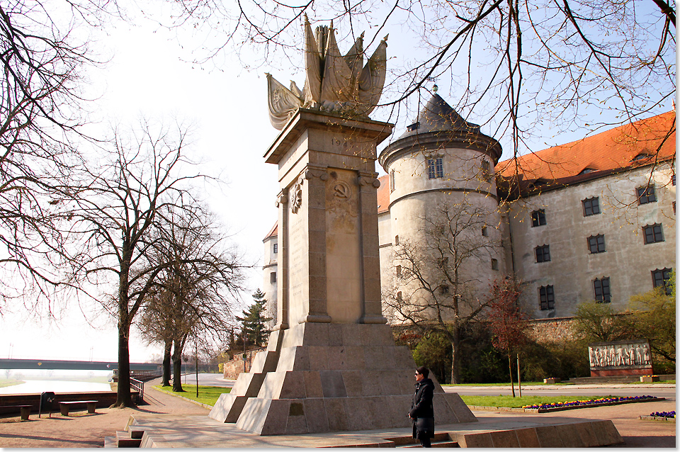 18410 PSW 03 Denkmal zum amerikanisch sowjetischen Zusammentreffen im April 1945 vor Schloss Hartenstein Torgau