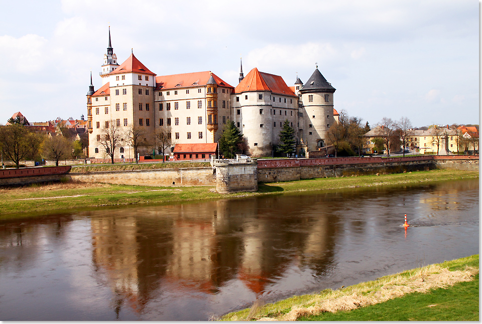 18410 PSW 05 Schloss Hartenstein spiegelt sich vor Torgau in der Elbe