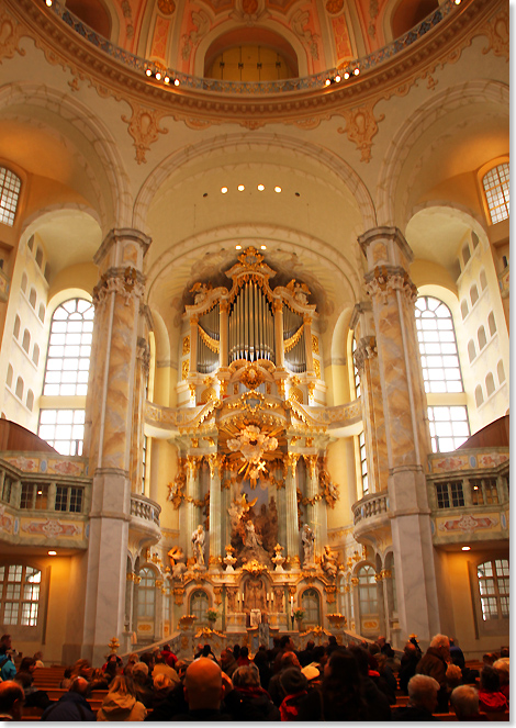 18410 PSW 15 Besucher in der Dresdner Frauenkirche