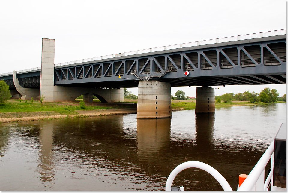 18410 PSW Der Mittelllandkanal kreuzt die Elbe noerdlich von Magdeburg